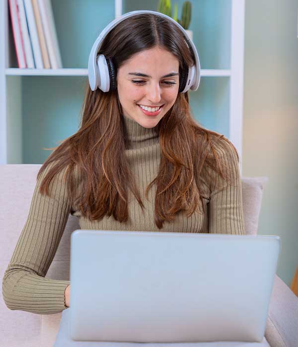 At 2Lang – Italiano & English, I offer private English lessons online, designed for all levels and age groups. Whether you're a student learning English at school, a professional wanting to boost your speaking skills, or a traveller aiming to communicate more confidently, my lessons are adapted to your goals and interests.