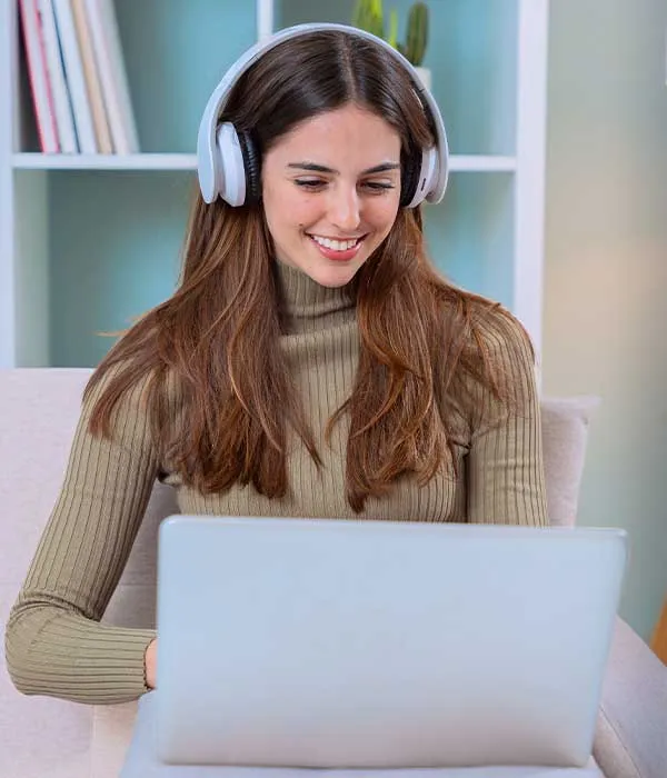 At 2Lang – Italiano & English, I offer private English lessons online, designed for all levels and age groups. Whether you're a student learning English at school, a professional wanting to boost your speaking skills, or a traveller aiming to communicate more confidently, my lessons are adapted to your goals and interests.